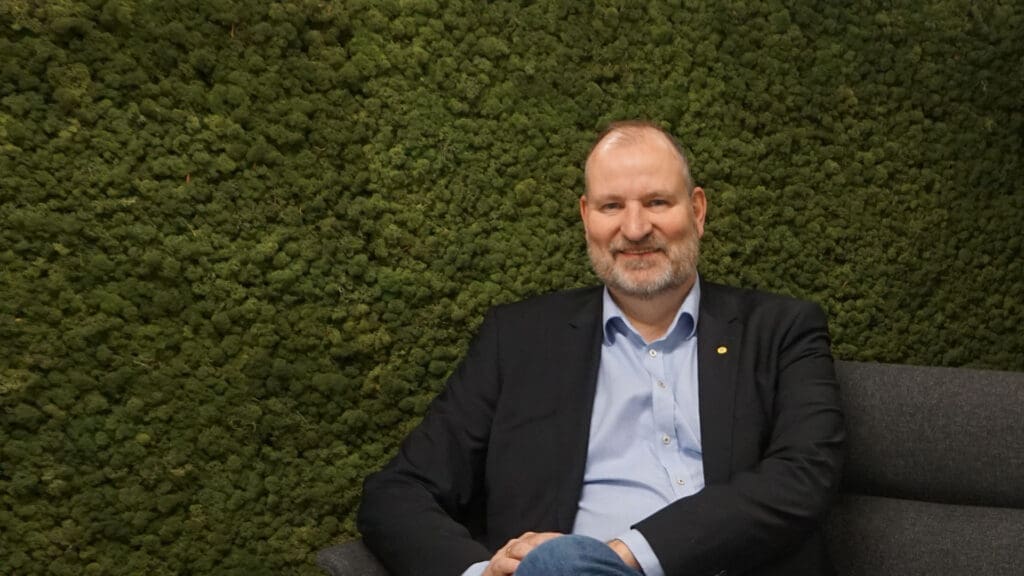 Hvordan håndteres affald i et relativt lille ø-samfund som Bornholm? Kan det forsvares, at fraktioner som plast, metal og organisk affald behandles på øen, eller skal det kildesorterede affald transporteres væk med færgen? Hvordan udbyder vi fremtidens moderne affaldsindsamling og -håndtering samtidig med at vi løbende sikrer innovation?