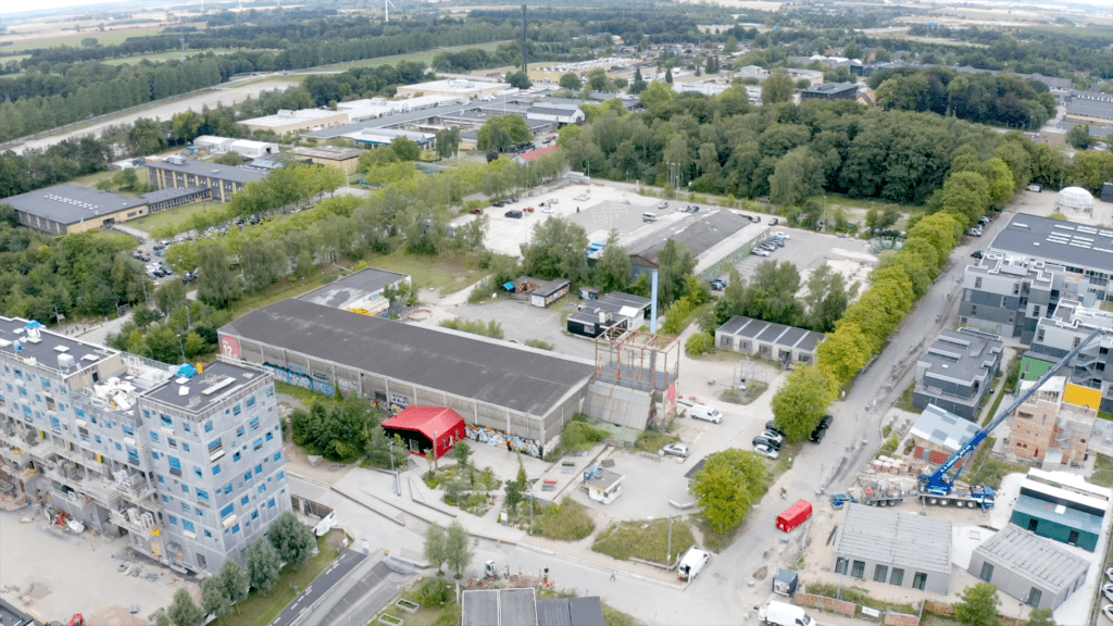 De kommunale bygherrer har brug for nye løsninger, så byggeriet udleder mindre CO2 og bruger færre ressourcer. Løsningerne skal udvikles sammen med byggebranchen. De offentlige og private aktører sætter nu hinanden i stævne for at svare på spørgsmålet: Hvilke cirkulære byggeløsninger kan markedet levere, hvis flere offentlige aktører går sammen om en fælles efterspørgsel?