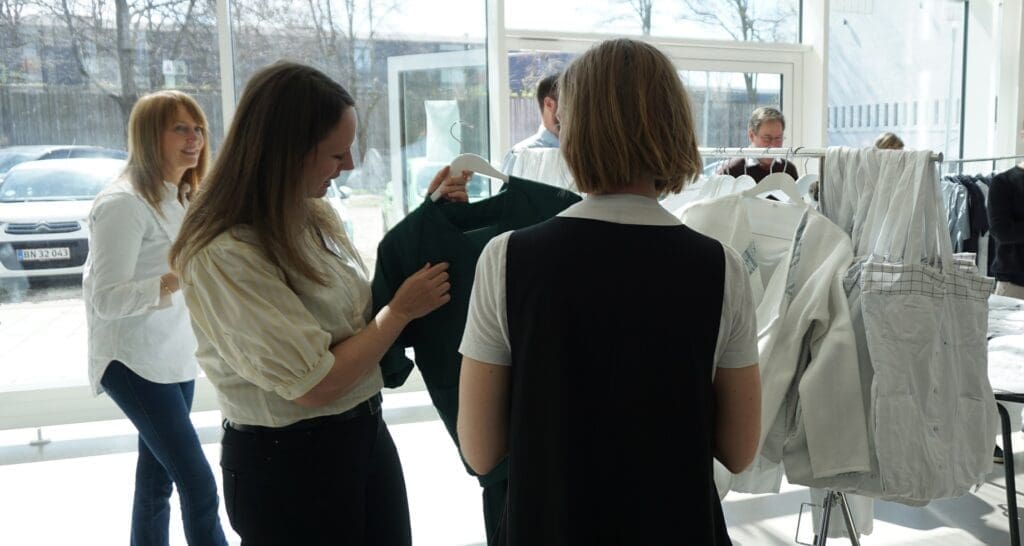 De kommunale bygherrer har brug for nye løsninger, så byggeriet udleder mindre CO2 og bruger færre ressourcer. Løsningerne skal udvikles sammen med byggebranchen. De offentlige og private aktører sætter nu hinanden i stævne for at svare på spørgsmålet: Hvilke cirkulære byggeløsninger kan markedet levere, hvis flere offentlige aktører går sammen om en fælles efterspørgsel?