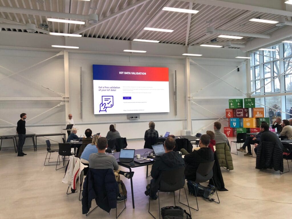 Edge computing er en forudsætning for, at kommuner kan arbejde effektivt og sikkert med IoT og data fra eksempelvis kameraer. Det var temaet, da Fællesskabet for Dynamiske Data i december samlede 11 kommuner til et kursus om edge computing og datavalidering.