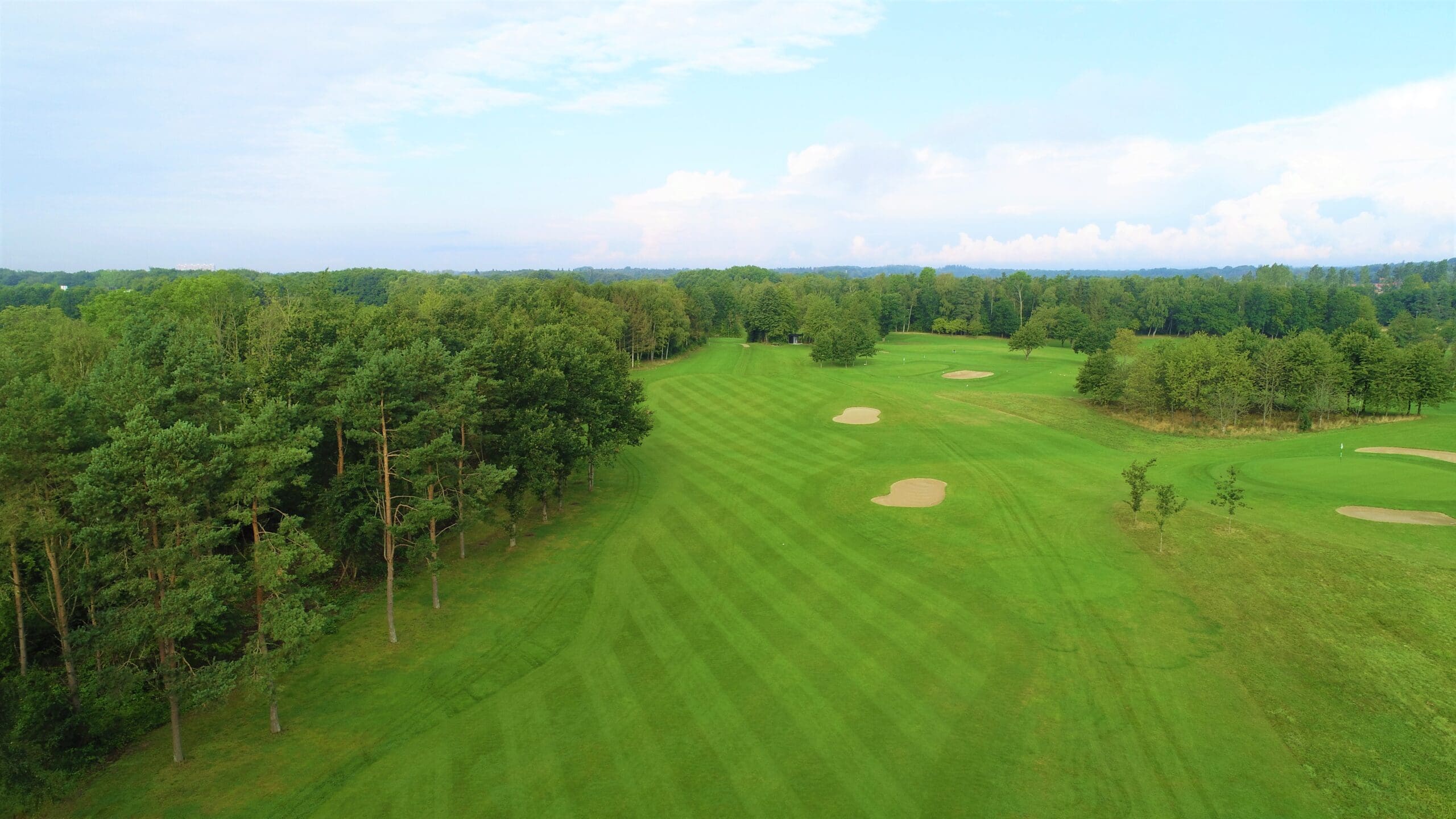 Hjortespring Golfklub er smukt omringet af skov og her er stisystemer som alle kan benytte. I skovene vil greenkeeperne lade de faldne træer ligge til glæde for dyre- og plantelivet. Foto: Hjortespring Golfklub.